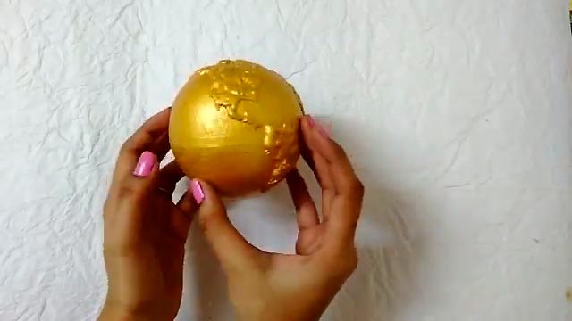 золотистый глобус